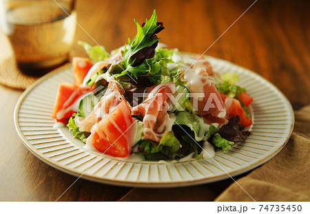 生ハムとトマトの野菜サラダ 74735450