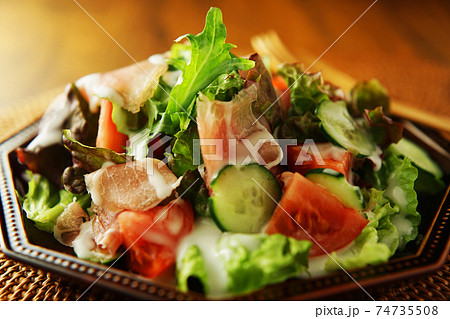 生ハムとトマトの野菜サラダ 生ハムとトマトの野菜サラダ 74735508