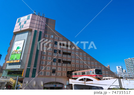 日本の東京都市景観　青空に映える文京区役所前の東京メトロ・後楽園駅などを望む 74735517