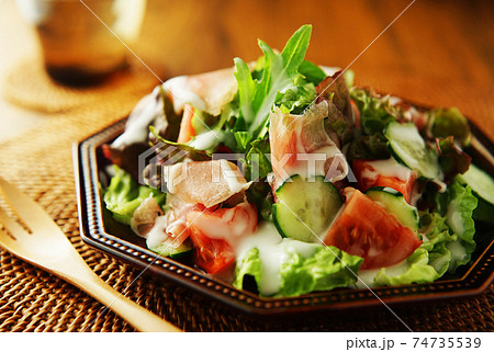 生ハムとトマトの野菜サラダ 生ハムとトマトの野菜サラダ 74735539