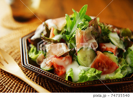 生ハムとトマトの野菜サラダ 74735540