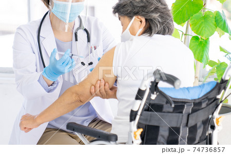 高齢者にワクチンを刺す医者 高齢者にワクチンを刺す医者 74736857