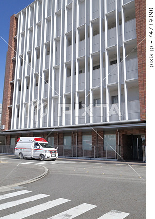交差点の救急車（愛知医科大学病院　愛知県 長久手市） 74739090