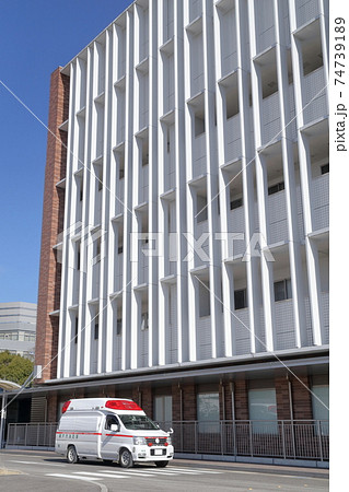 交差点の救急車（愛知医科大学病院　愛知県 長久手市） 74739189