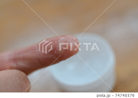 塗り薬を塗る指 74740376