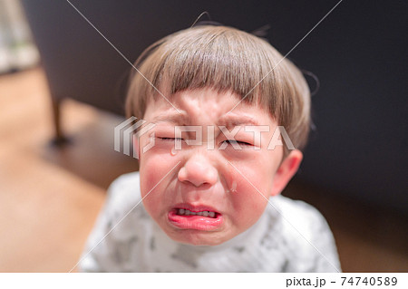 子供　泣き顔　不機嫌 74740589