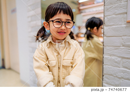 眼鏡をかけた女の子の写真素材