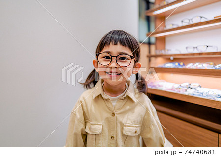 眼鏡をかけた女の子 眼鏡をかけた女の子 74740681