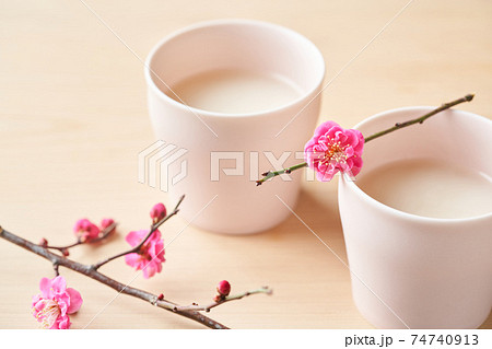 甘酒と桃の花 74740913