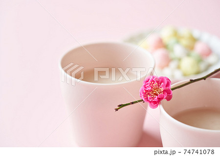 甘酒と桃の花 74741078