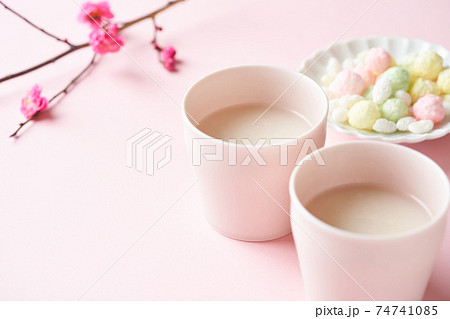 甘酒と桃の花 74741085