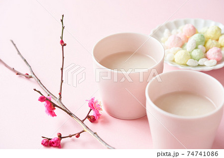 甘酒と桃の花 74741086