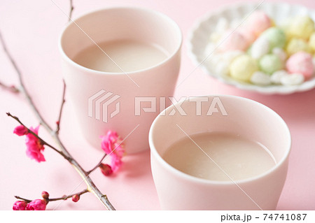 甘酒と桃の花 74741087