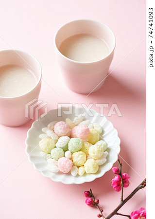 甘酒と桃の花 74741093