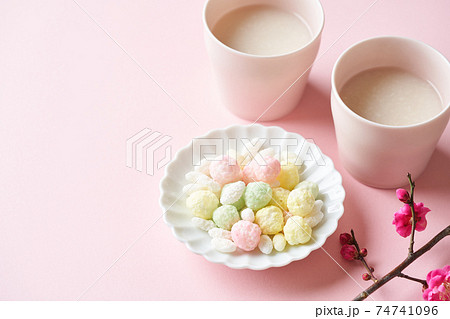 甘酒と桃の花 74741096