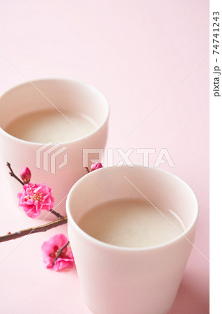 甘酒と桃の花 74741243