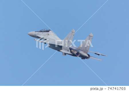 マレーシア空軍スホーイSu-30MKMフランカー上昇 74741703