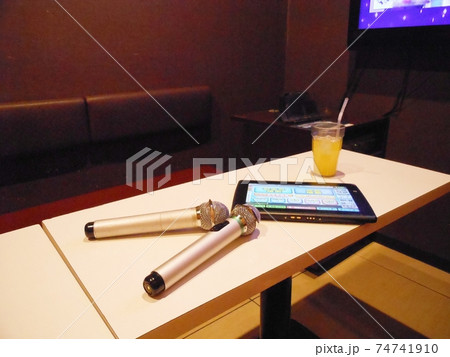 カラオケ 74741910