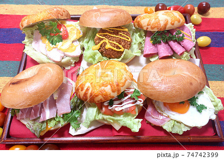 色とりどりのベーグルサンド 74742399