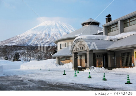 京極温泉と羊蹄山(北海道京極町) 京極温泉と羊蹄山(北海道京極町) 74742429
