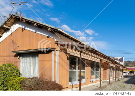 平屋の長屋 木造家屋 平屋の長屋 木造家屋 74742445
