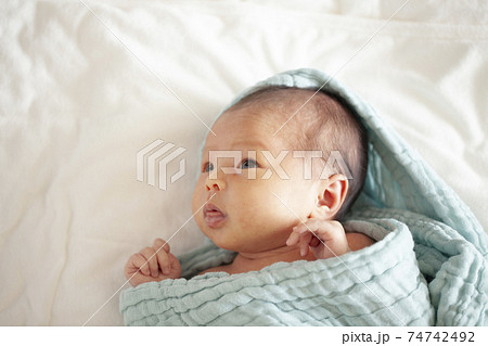 新生児　赤ちゃん　女の子 74742492