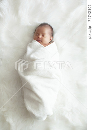 新生児 赤ちゃん 女の子 新生児 赤ちゃん 女の子 74742502