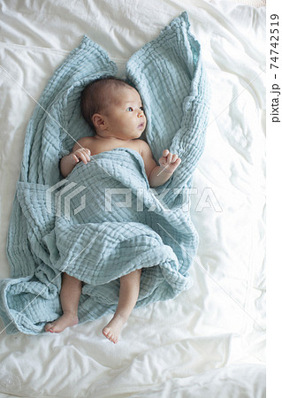 新生児　赤ちゃん　女の子 74742519