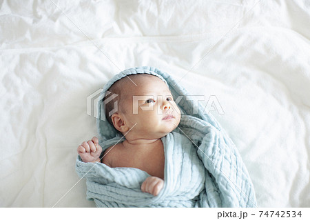 新生児 赤ちゃん 女の子の写真素材 [74742534] - PIXTA