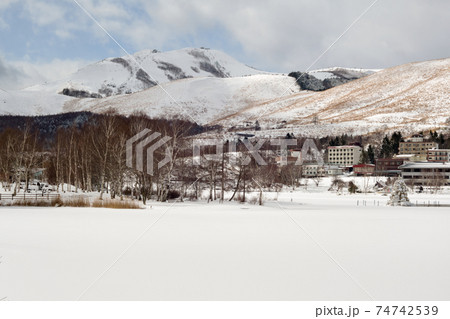真冬の白樺湖　湖面全面結氷　白樺高原と蓼科山　八ヶ岳 74742539