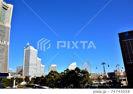 みなとみらい風景と日本初常設都市型ロープウェイ・ヨコハマ・エア・キャビン みなとみらい風景と日本初常設都市型ロープウェイ・ヨコハマ・エア・キャビン 74743038