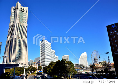 みなとみらい風景と日本初常設都市型ロープウェイ・ヨコハマ・エア・キャビン 74743044