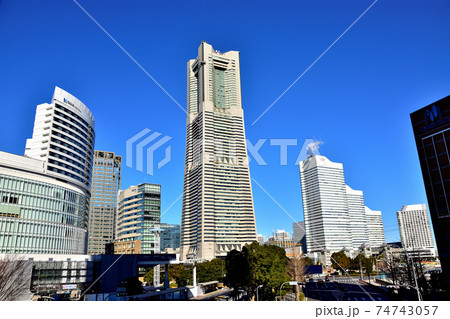 みなとみらい風景と日本初常設都市型ロープウェイ・ヨコハマ・エア・キャビン 74743057