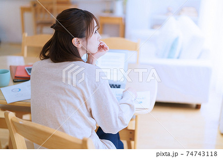 テレワーク中に考え事をする若い女性の横顔 74743118