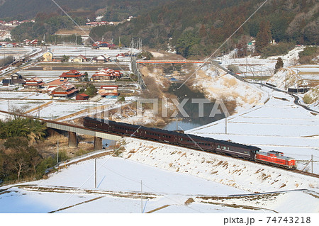 雪景色の山口線を走るディーゼル機関車・DD51と35系・客車列車 雪景色の山口線を走るディーゼル機関車・DD51と35系・客車列車 74743218