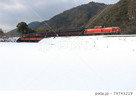 雪景色の山口線・長門峡を走るDD51と客車列車 雪景色の山口線・長門峡を走るDD51と客車列車 74743219