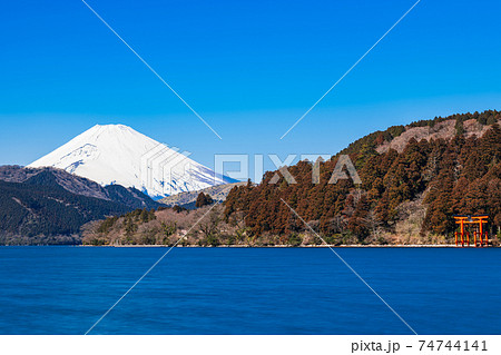 芦ノ湖から眺める富士山と箱根神社 冬景 芦ノ湖から眺める富士山と箱根神社 冬景 74744141
