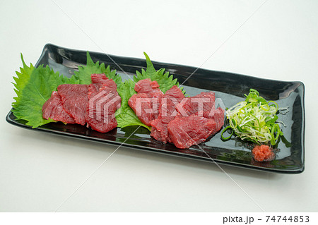 鯨の刺身 74744853