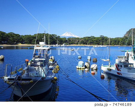 静岡県　戸田港から見る富士の風景　2月 74746189