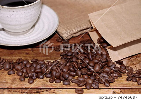 ホット珈琲とコーヒー豆 ホット珈琲とコーヒー豆 74746687