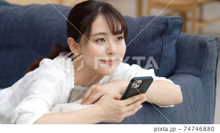 スマホを使う女性 スマホを使う女性 74746880