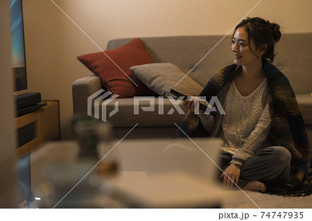 夜、テレビを見る若い女性 夜、テレビを見る若い女性 74747935