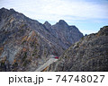 北穂高岳方面から見たジャンダルムと穂高岳山荘 74748027