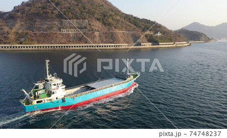 竹原市的場海水浴場沖を航行中の貨物船を空撮 竹原市的場海水浴場沖を航行中の貨物船を空撮 74748237