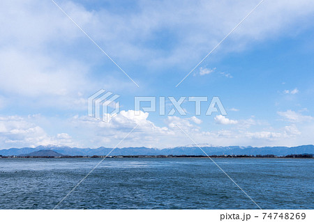 滋賀県近江八幡市の伊崎寺から見る琵琶湖の冬の情景 滋賀県近江八幡市の伊崎寺から見る琵琶湖の冬の情景 74748269
