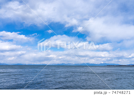滋賀県近江八幡市の伊崎寺から見る琵琶湖の冬の情景 滋賀県近江八幡市の伊崎寺から見る琵琶湖の冬の情景 74748271