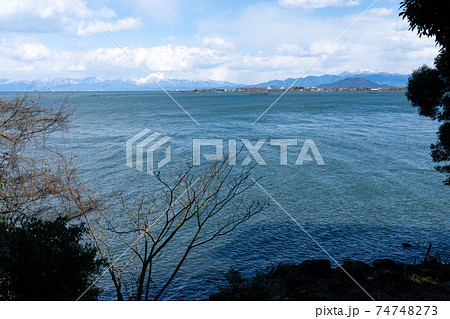 滋賀県近江八幡市の伊崎寺から見る琵琶湖の冬の情景 74748273