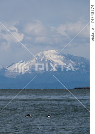滋賀県近江八幡市の伊崎寺から見る琵琶湖の冬の情景 74748274
