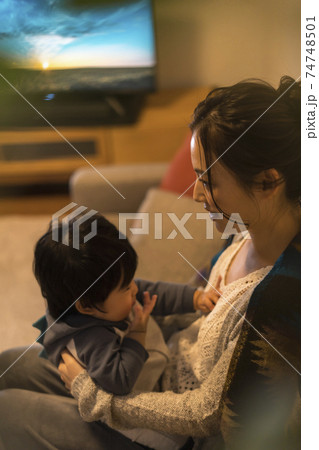 11ヶ月の息子とくつろぐ若い母親 74748501