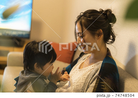 11ヶ月の息子とくつろぐ若い母親 74748504